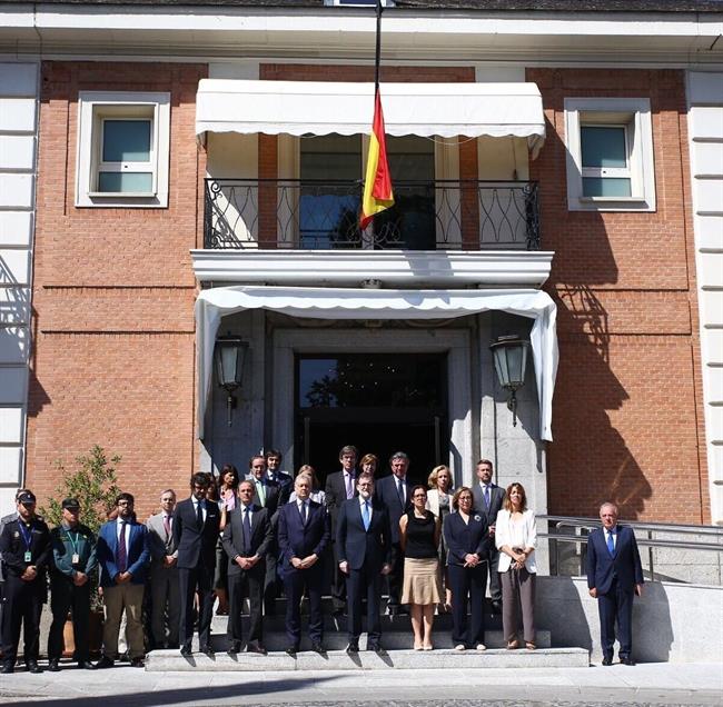 Minuto de silencio en La Moncloa con motivo del atentado en Manchester | TWITTER DE MONCLOA ep minutosilenciola moncloamotivoatentadomanchester