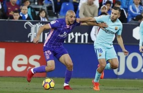 ep nordin amrabat del leganes ante jordi alba del fc barcelona