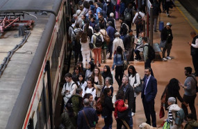 ep numerosas personas con maletas esperan en el anden la salida de un tren en la estacion almudena 20230425104504 ep numerosas personas con maletas esperan en el anden la salida de un tren en la estacion almudena 20230425104504