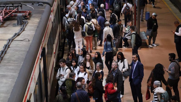 ep numerosas personas con maletas esperan en el anden la salida de un tren en la estacion almudena 20230425104504