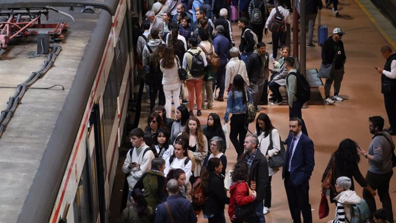 ep numerosas personas con maletas esperan en el anden la salida de un tren en la estacion almudena 20230425104504 ep numerosas personas con maletas esperan en el anden la salida de un tren en la estacion almudena 20230425104504
