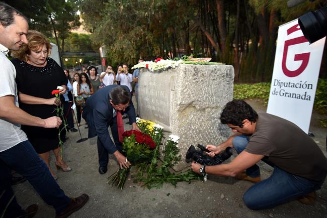 Ofrenda floral a Federico García Lorca y las víctimas del franquismo | DIPUTACIÓN/ARCHIVO ep ofrenda floralfederico garcia lorcalas victimasfranquismo
