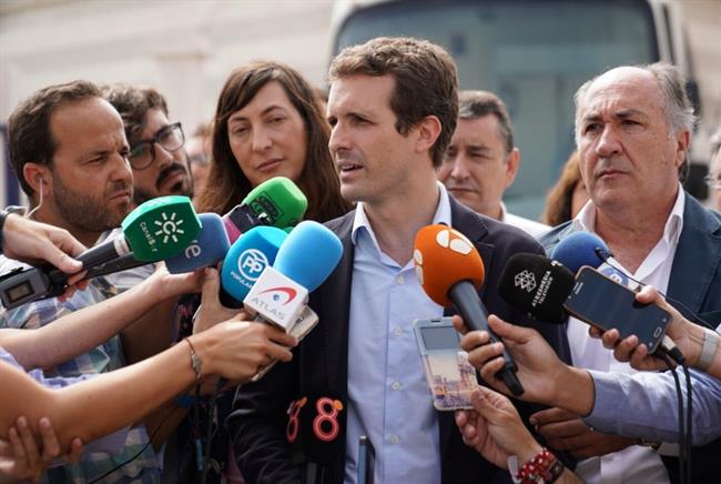 Pablo Casado atiende a los medios de comunicación duranta su visita a Algeciras. | PP ep pablo casado atiendelos medioscomunicacion durantavisitaalgeciras