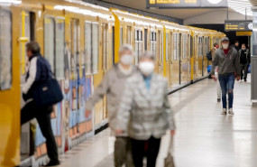 ep pasajeros en la estacion de metro de amrumer strasse en berlin