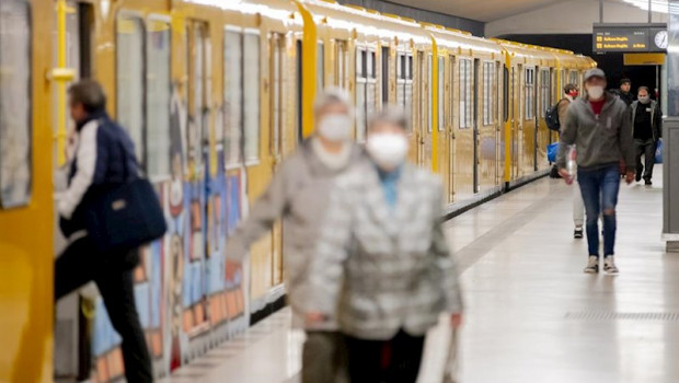 ep pasajeros en la estacion de metro de amrumer strasse en berlin