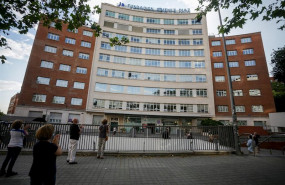 ep sanitarios y varios transeuntes aplauden en la puerta del hospital fundacion jimenez diaz de