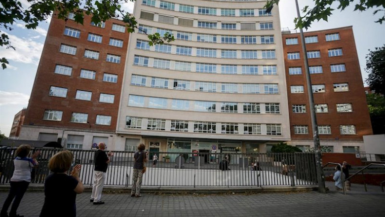 Sanitarios y varios transeúntes aplauden en la puerta del Hospital Fundación Jiménez Díaz de Madrid | Ricardo Rubio - Europa Press ep sanitarios y varios transeuntes aplauden en la puerta del hospital fundacion jimenez diaz de