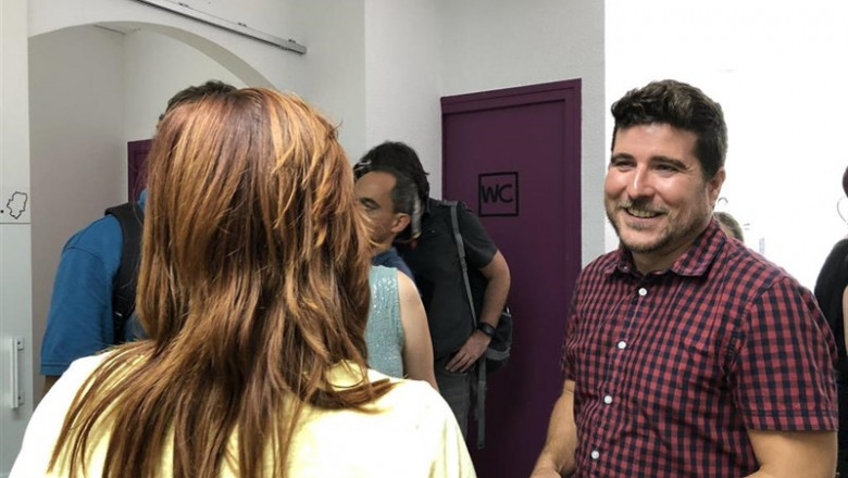El secretario general de Podemos Aragón, Nacho Escartín, este sábado antes de explicar el preacuerdo alcanzado con el PSOE, en la sede de la formación morada en Zaragoza. | EUROPA PRESS ep secretario generalpodemos aragon nacho escartin este sabadode explicarpreacuerdo alcanzadopsoe ensedela formacion moradazaragoza