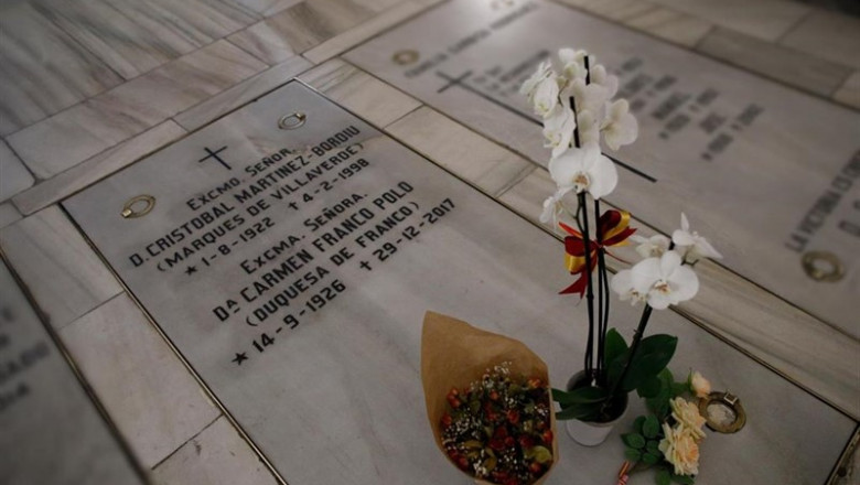 Sepultura en la que se encuentran los restos mortales de la única hija del dictador Francisco Franco, Carmen Franco, y su marido, Cristóbal Martínez-Bordiú, en la cripta de la Parroquia de Santa María la Real de la Almudena en Madrid . Aunque está pegada | Eduardo Parra - Europa Press - Archivo ep sepultura en la que se encuentran los restos mortales de la unica hija del dictador francisco