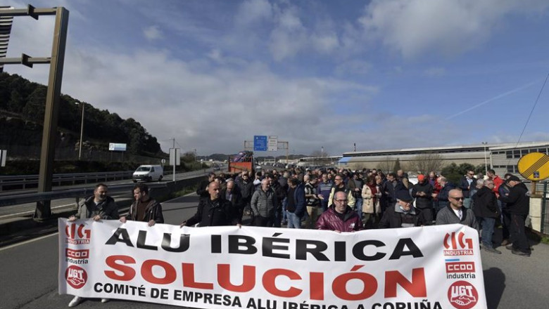 ep un grupo de personas protesta con una pancarta durante una concentracion frente a la fabrica de ep un grupo de personas protesta con una pancarta durante una concentracion frente a la fabrica de