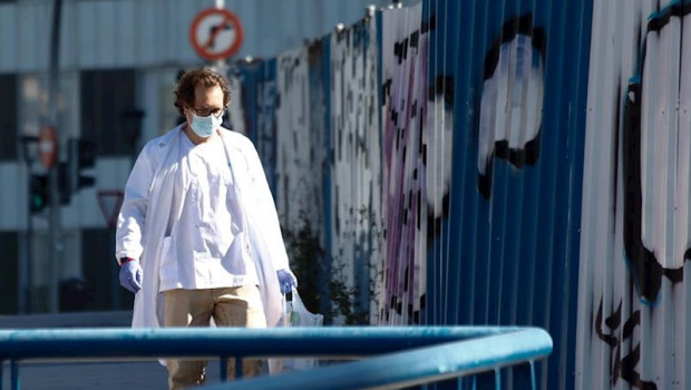 ep un sanitario protegido con una mascarilla