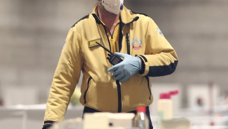 Un trabajador del SAMUR protección civil de Madrid protegido con mascarilla trabaja en IFEMA | Eduardo Parra - Europa Press ep un trabajador del samur proteccion civil de madrid protegido con mascarilla trabaja en ifema