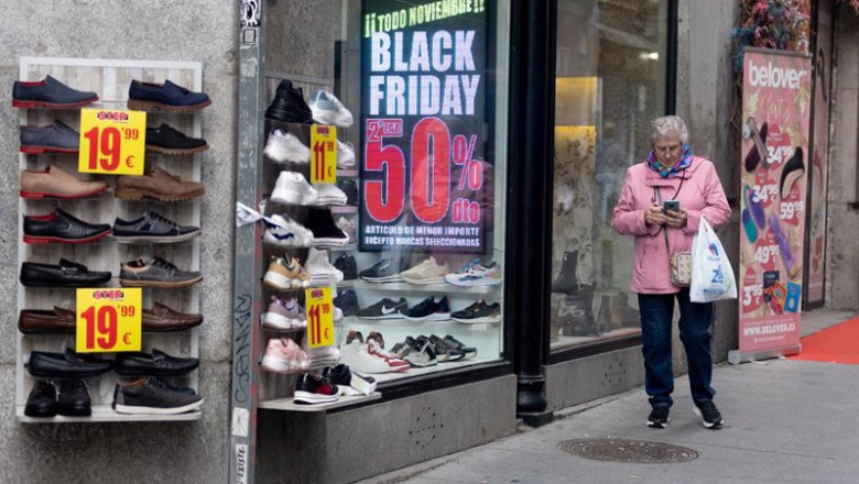 ep una mujer pasa por delante de una tienda que anuncia un cartel publicitario del black friday a 14 ep una mujer pasa por delante de una tienda que anuncia un cartel publicitario del black friday a 14