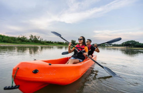 ep una pareja hace kayak en el pantanal de brasil