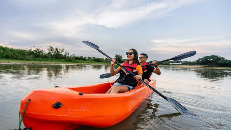 ep una pareja hace kayak en el pantanal de brasil