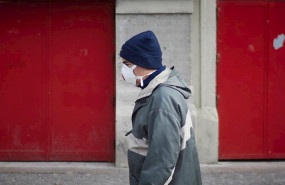ep una persona con mascarilla en la calle el dia en el que entra en vigor la limitacion total de