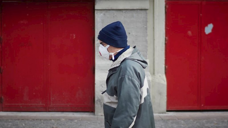 ep una persona con mascarilla en la calle el dia en el que entra en vigor la limitacion total de