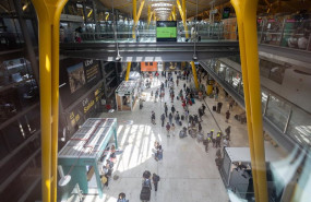 ep varias personas con maletas