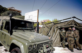 ep varios militares del regimiento de defensa nbq valencia 1 paterna mantienen una conversacion en