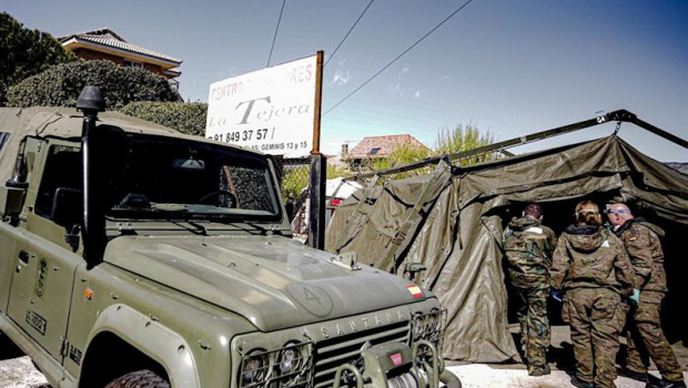 ep varios militares del regimiento de defensa nbq valencia 1 paterna mantienen una conversacion en