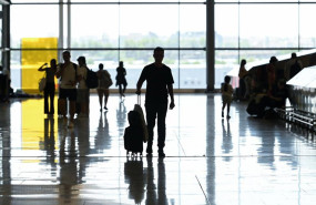 ep varios viajeros en la zona de llegadas en la t4 a 9 de agosto de 2026