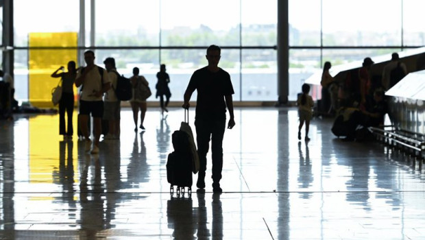 ep varios viajeros en la zona de llegadas en la t4 a 9 de agosto de 2026