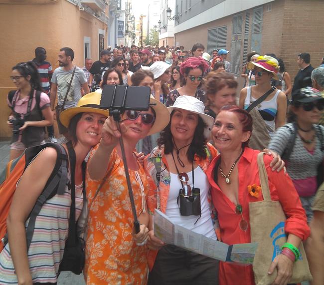 Vecinas disfrazadas de turistas durante la manifestación | EUROPA PRESS ep vecinas disfrazadasturistas durantemanifestacion