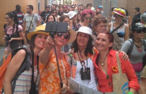 ep vecinas disfrazadasturistas durantemanifestacion