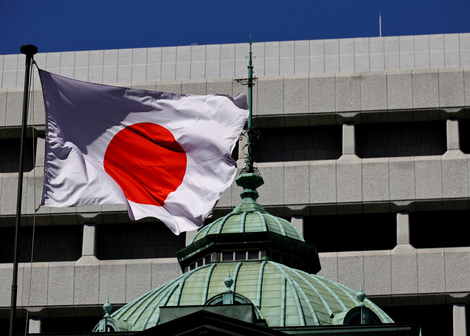 le drapeau national japonais flotte sur le batiment de la banque du japon a tokyo 20240419130703 