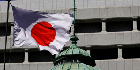 le drapeau national japonais flotte sur le batiment de la banque du japon a tokyo 20240419130703 