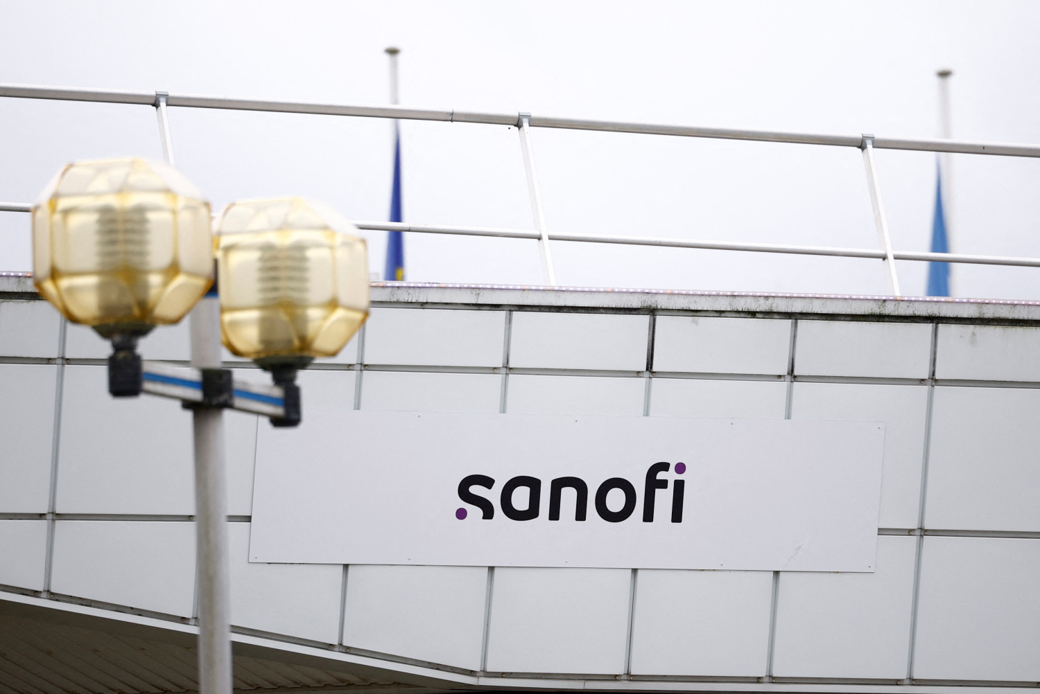 un logo de sanofi sur le site de production du doliprane de sanofi a compiegne un logo de sanofi sur le site de production du doliprane de sanofi a compiegne