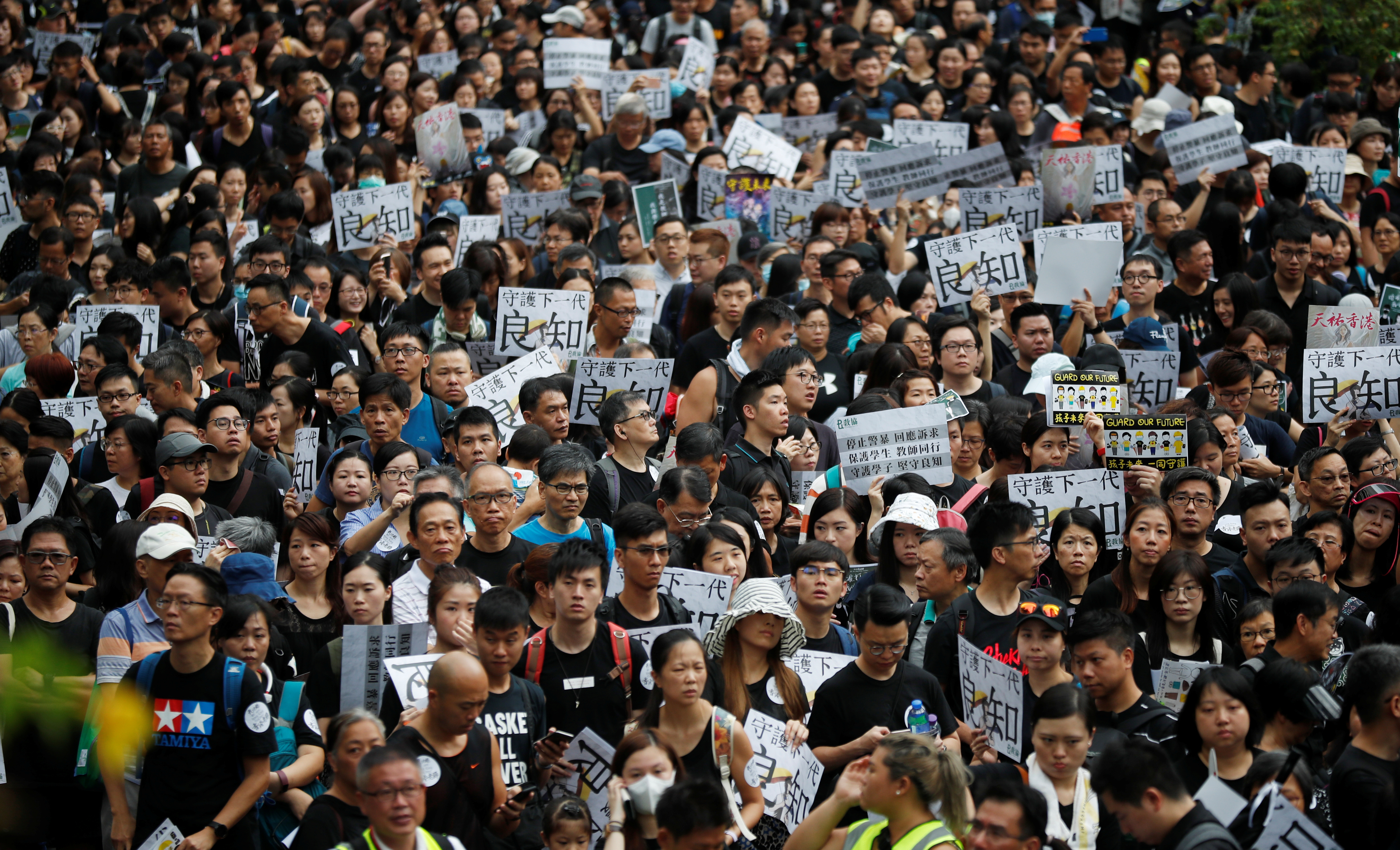 week-end-sous-tension-a-hong-kong-ou-les-enseignants-manifestent