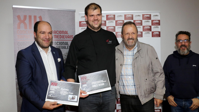 adur recibe el primer premio de manos de luis vitorino presidente de la camara de marvao 1 