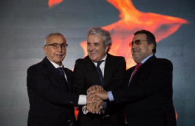 ep alejandro blanco izda inaki ereno centor y miguel carballeda dcha juntan sus manos tras anunciar