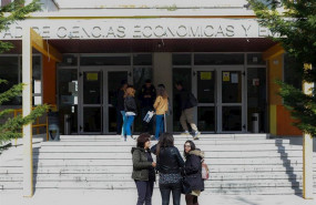 ep alumnos frente a la facultad de ciencias economicas y empresariales de la universidad autonoma de