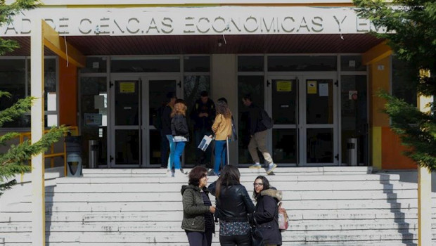 ep alumnos frente a la facultad de ciencias economicas y empresariales de la universidad autonoma de
