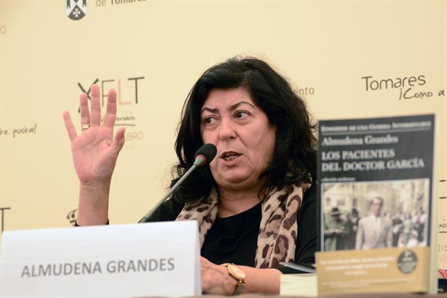 Archivo.- Almudena Grandes en la X Feria del Libro de Tomares | AYUNTAMIENTO TOMARES - Archivo ep archivo- almudena grandesla x ferialibrotomares