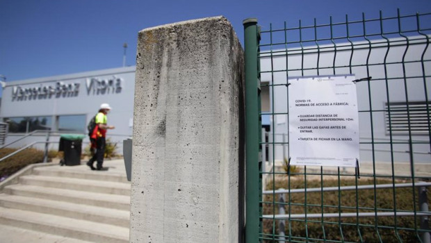 ep archivo   cartel a la entrada de la planta de mercedes benz de vitoria