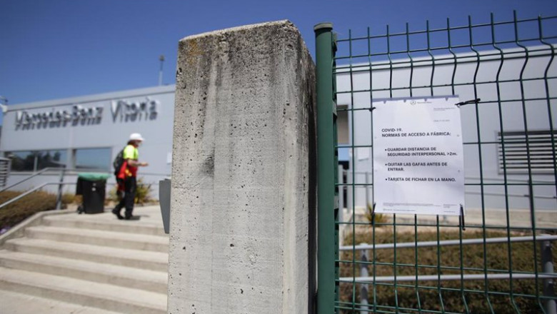 Archivo - Cartel a la entrada de la planta de Mercedes-Benz de Vitoria | Iñaki Berasaluce - Europa Press - Archivo ep archivo cartel a la entrada de la planta de mercedes benz de vitoria