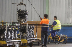 ep archivo   dos trabajadores en una fabrica de vehiculos