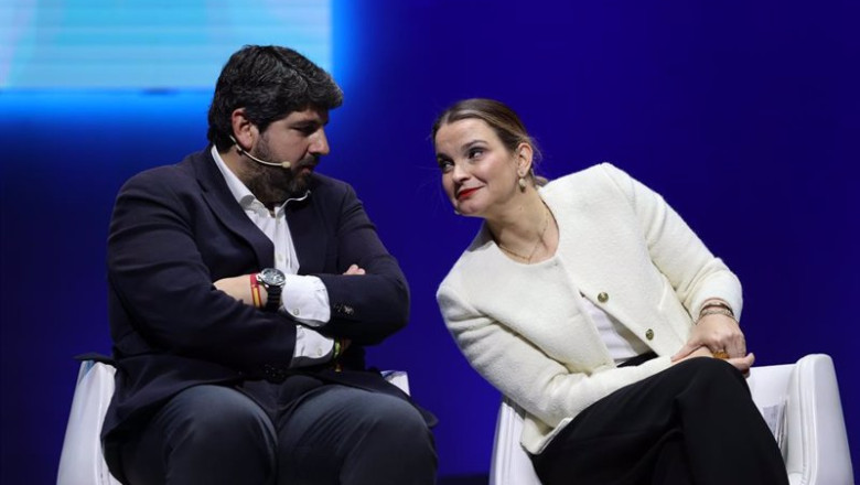 ep archivo el presidente de la region de murcia fernando lopez miras conversa con la diputada en ep archivo el presidente de la region de murcia fernando lopez miras conversa con la diputada en