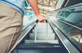 ep archivo   imagen de viajero con maleta en escalera