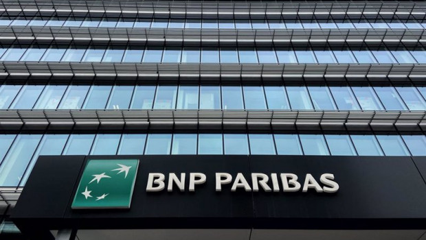 ep archivo - logo y letras de bnp paribas en la entrada a la sede en madrid del banco bnp paribas en