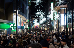 ep archivo   numerosas personas pasean por calles comerciales en navidad