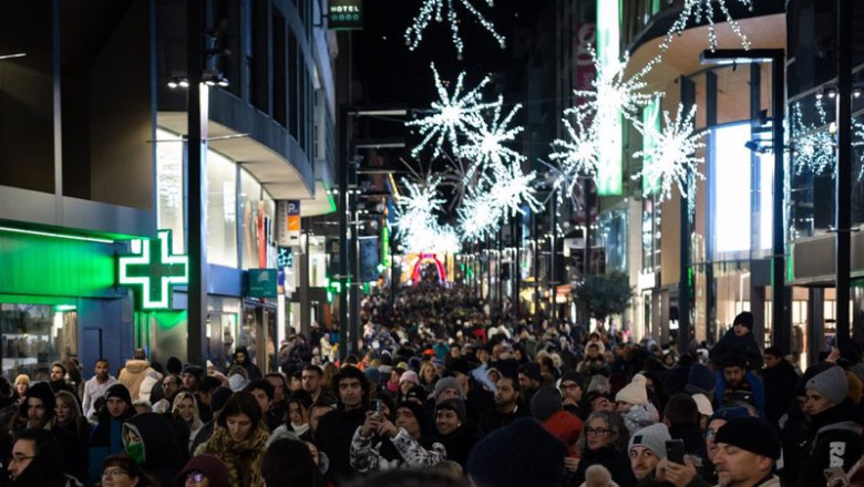 ep archivo numerosas personas pasean por calles comerciales en navidad ep archivo numerosas personas pasean por calles comerciales en navidad