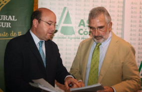ep archivo   rafael navas izda junto al presidente de asaja cordoba ignacio fernandez de mesa