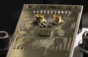 ep archivo se muestra un chip semiconductor de procesador cuantico conectado a una placa de ep archivo se muestra un chip semiconductor de procesador cuantico conectado a una placa de