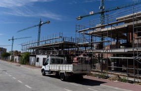 ep archivo   un camion delante de las obras de vivienda nueva