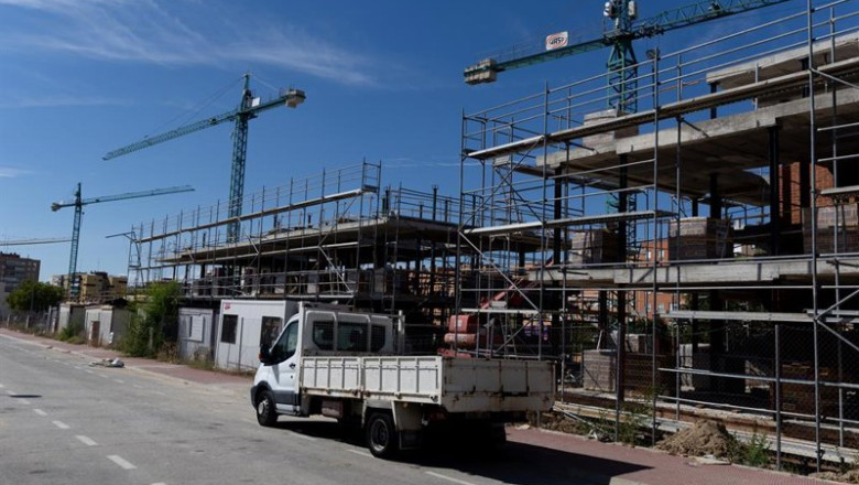 ep archivo un camion delante de las obras de vivienda nueva ep archivo un camion delante de las obras de vivienda nueva