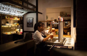 ep archivo   una camarera sirve una cerveza en el interior de un bar